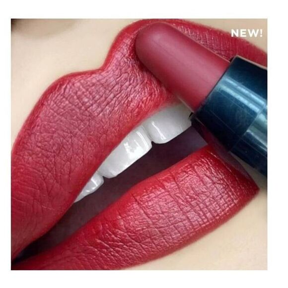 BNIB~Reina Rebelde Tremenda Bold Lip Color Stick - Picture 2 of 3